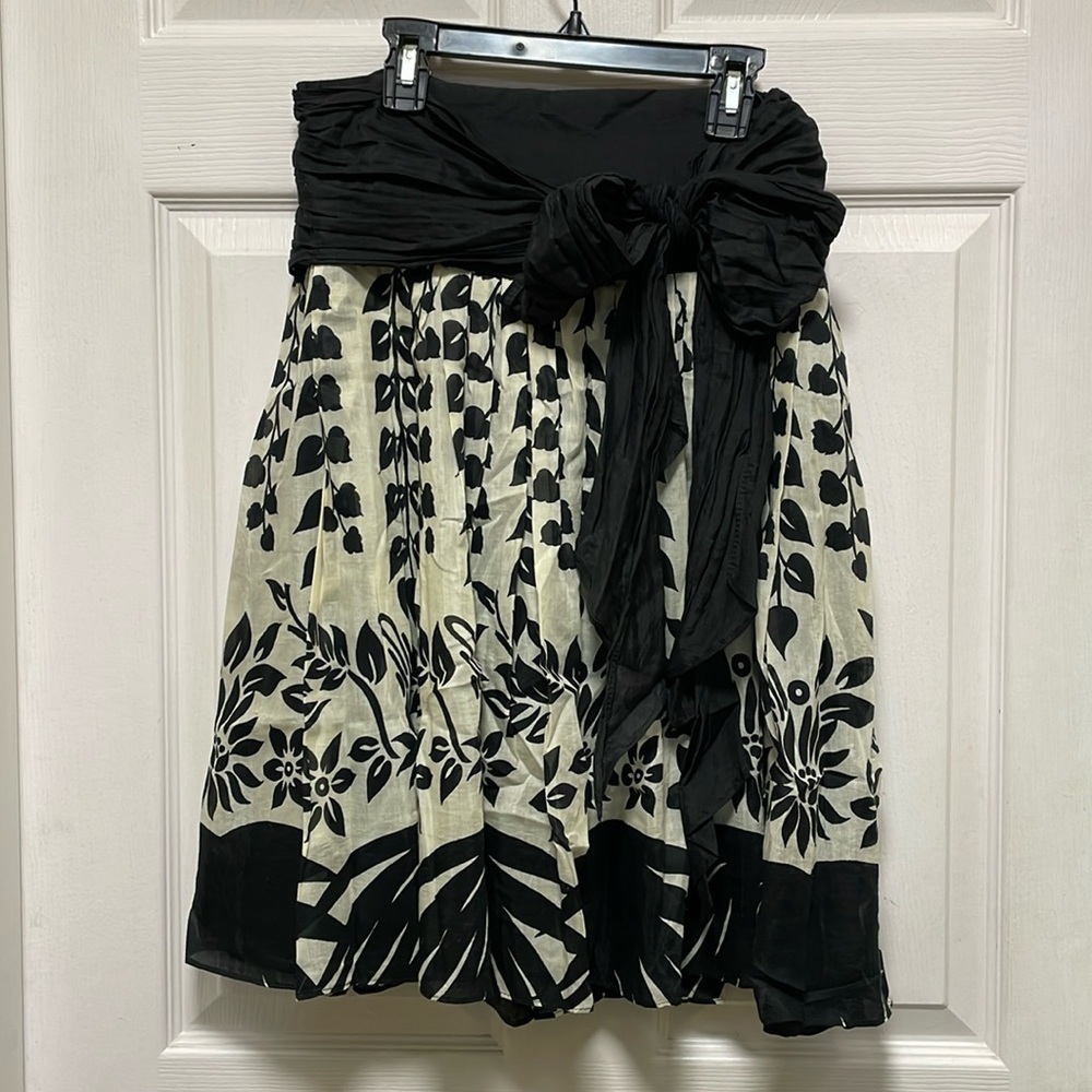 Zara | Basic | Silk | Cream & Black with Bow | Full | Pleated Skirt | Size M